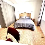 Au Pied De La Cite