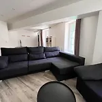 Au Pied De La Cite