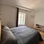 Au Pied De La Cite